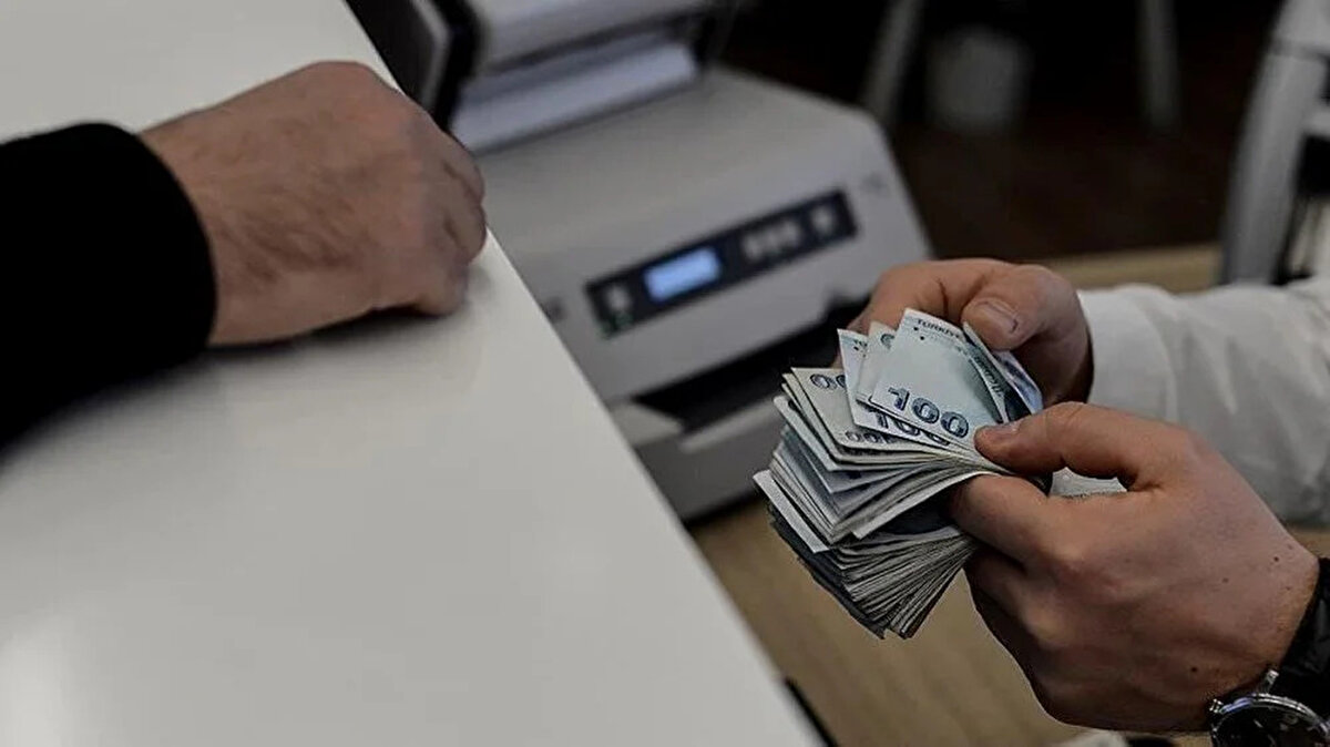 Kamu çalışanları ve memur emeklileri için 8. dönem toplu sözleşme görüşmelerinde kritik viraja girildi. Çalışma ve Sosyal Güvenlik Bakanlığı ev sahipliğinde yürütülen müzakerelerde, hükümetin zam teklifi bugün (12 Ağustos 2025) saat 14.00’te açıklandı. Memur-Sen, Türkiye Kamu-Sen ve Birleşik Kamu-İş’in katıldığı süreçte, 2026-2027 yıllarına ilişkin maaş artışları ile sosyal haklar masada olacak. Sendikaların talepleri arasında yüksek oransal zam, kira yardımı, ek gösterge düzenlemesi ve gelir vergisi oranının sabitlenmesi gibi önemli başlıklar öne çıkıyor.