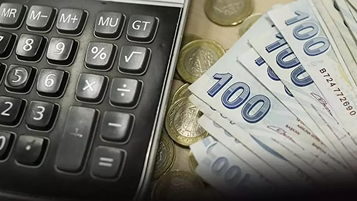 Memur ve Emekli Maaş Zammında İlk Rakamlar Açıklandı<br>Türkiye İstatistik Kurumu’nun (TÜİK) temmuz ayı verilerine göre aylık enflasyon yüzde 2,06, yıllık enflasyon ise yüzde 33,52 olarak gerçekleşti. Bu oranlar, memur ve emekli maaş zammı hesaplamalarında ilk veri olarak dikkate alınacak. 2025’in ilk 6 ayında memur ve memur emeklilerine yüzde 6, ikinci 6 ayında ise yüzde 5 toplu sözleşme zammı yapılması kararlaştırılmıştı. Son zam döneminde SSK ve Bağkur emeklileri yüzde 16,67, memur ve memur emeklileri ise yüzde 5 toplu sözleşme zammına ek olarak yüzde 15,57 enflasyon farkı ile artış aldı. Bu artışlarla en düşük memur maaşı 43 bin 698 TL seviyesine yükseldi. Yılın geri kalanında açıklanacak ağustos, eylül, ekim, kasım ve aralık ayı TÜFE rakamları, 2025 ikinci yarı zammında belirleyici olacak.