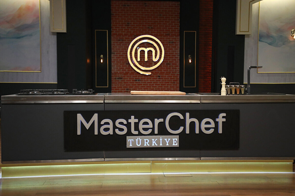 MasterChef Türkiye'de yeni haftada kaptanlar belli oldu. Kırmızı ve mavi takım kaptanlığı için yarışmacılar mücadele etti. Yarışmanın ardından jüri kırmızı ve mavi takım için kaptanları seçti. Ardından kaptanlar takımlarını oluşturdu. Peki MasterChef kaptanlık oyununu kim kazandı? Kırmızı ve mavi takım kadrolarında kim var? İşte 11 Ağustos 2025 MasteChef takım kaptanları ve takım listesi...
