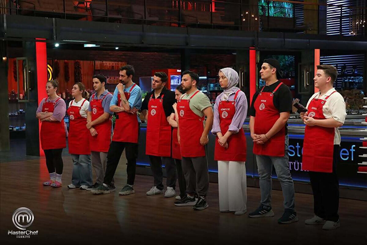 MASTERCHEF KIRMIZI TAKIM KADROSU 2025<br><br>Sercan (Takım Kaptanı)<br>Hakan<br>Sümeyye<br>Furkan<br>Gizem<br>Özkan<br>Sezer<br>Eylül