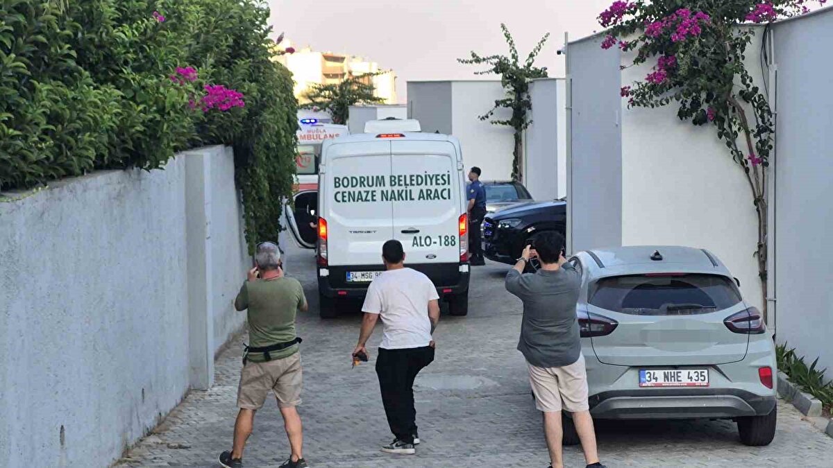 Kısa sürede bölgeye gelen ekipler, tespit edilen ikamete girdiklerinde Berk Köse (31) ile Ezgi El (28) adlı 2 kişiyi, evde başlarından vurulmuş halde buldu.