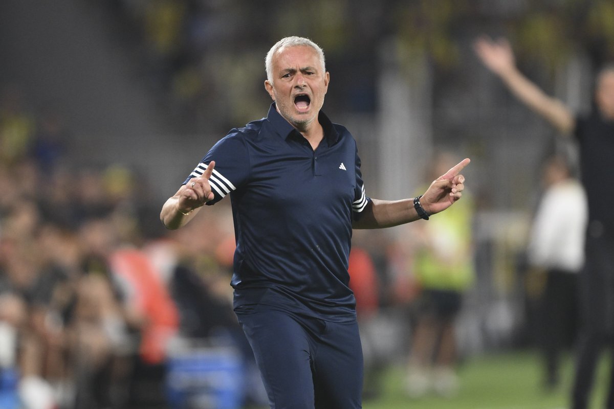 "Hollanda takımları için bir bela diyebiliriz sizin için. Tesadüf değil bence. Bugün belirleyici olan neydi?"<br><br>Jose Mourinho: "Geçen sezona kıyasladığım zaman, bugün belirleyici olan taraftarımızdı. Eğer geçen sezon olsa, farklı olurdu. Oyuncularımın durumu da farklı olurdu. Genel sonuç 3-1 olunca da pozitif durum vardı sahada. Yediğimiz gol saçmalıktı."