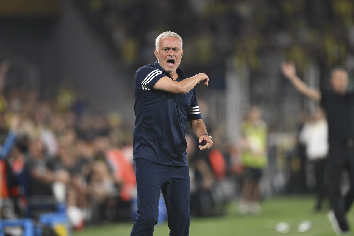 1-2 oyuncu daha katabilirsek iyi olur ama olmazsa da bunun için ağlamayız. Bu kadro tamamlanmış bir kadro mu diye sorarsanız, eksik var ama olmazsa da bir sorun olmaz! Şampiyonlar Ligi'nde oynamak için hazırım"