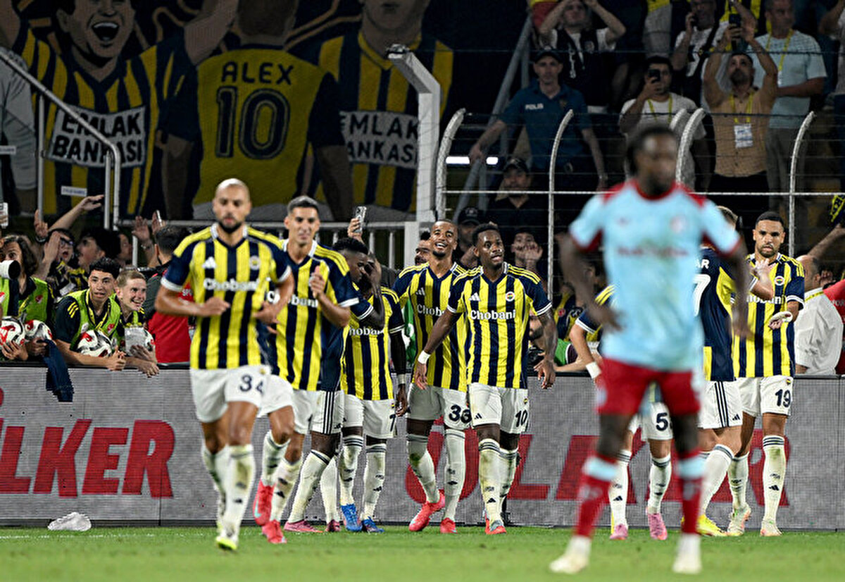 UEFA Şampiyonlar Ligi 3. ön eleme turunda Fenerbahçe, 2-1 kaybettiği maçın rövanşında Feyenoord'u ağırladı. Temsilcimiz sahadan 5-2 galibiyetle ayrılarak adını play-off'a yazdırdı.<br>