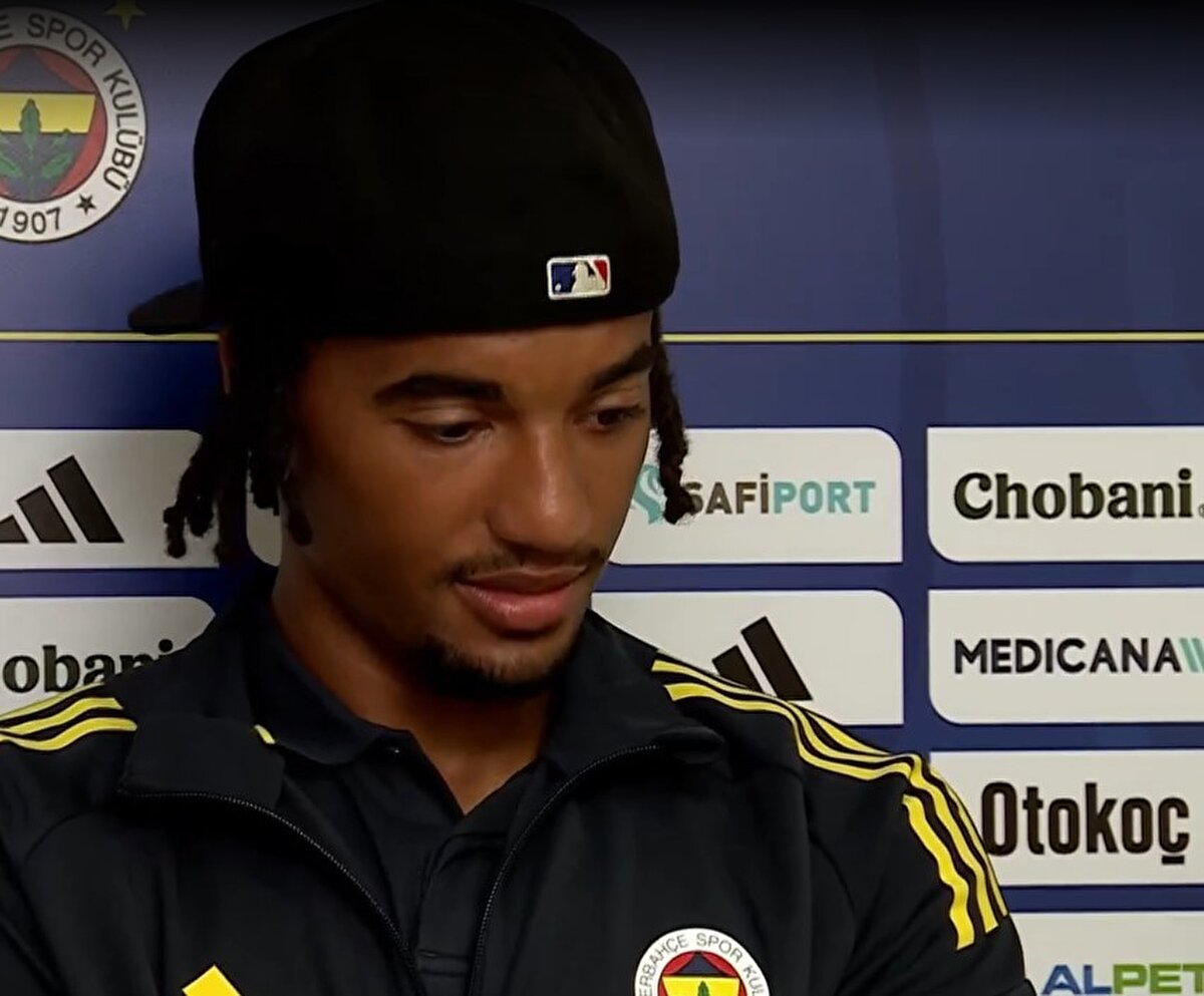 Tanrı'ya şükürler olsun. Atmosfer harikaydı, tam olarak bunu istiyorduk. Bizi hayal kırıklığına uğratmadılar. Burada oynamak her rakip için zor. Bu destekle oynamak bizim için kolay ve harika! Fenerbahçe formasını giydiğim için onurlu ve gururluyum. Sadece bu değil, takım arkadaşlarımın performansından da onurlu ve gururluyum. Geri dönüş için de mutluyum. İlk golüm için de keyifliyim