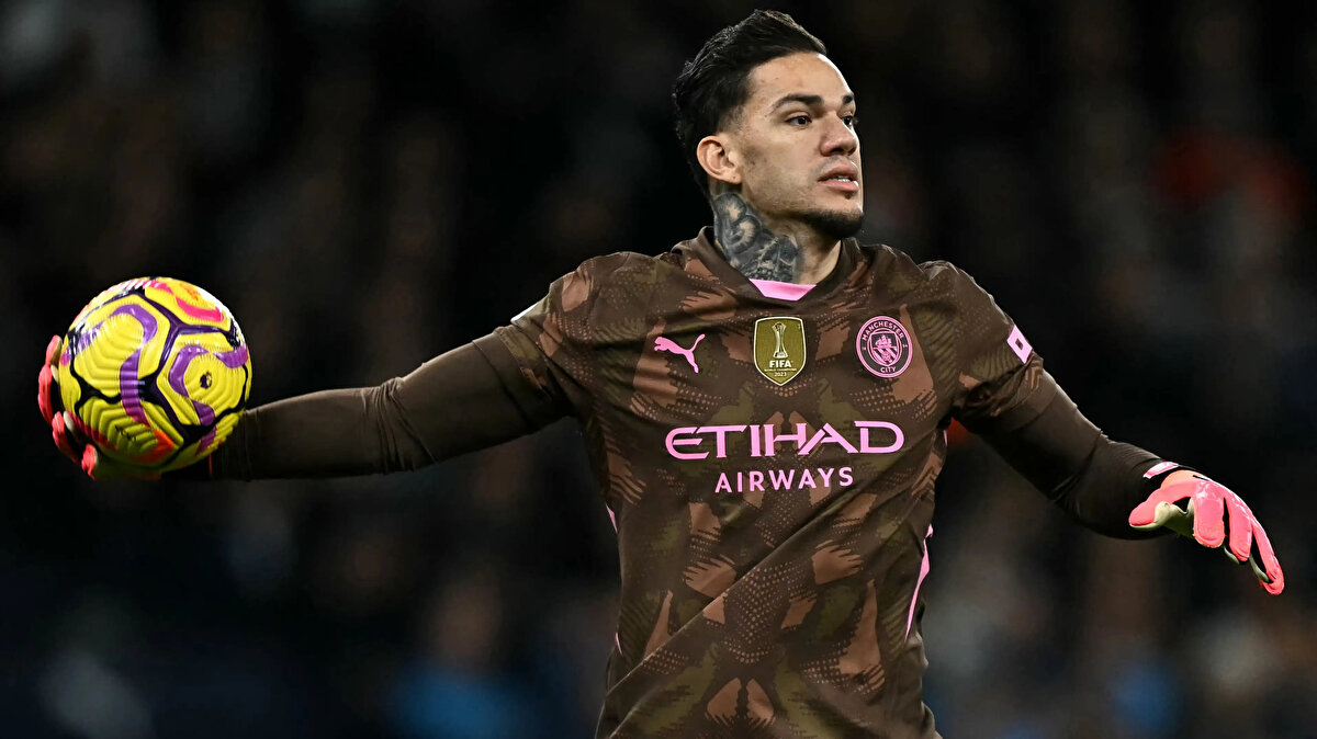 14 yıllık Fernando Muslera döneminin sona ermesinin ardından Uruguaylı file bekçisinin yerini dünyaca ünlü bir kaleciyle doldurmak isteyen ve listesinde Ederson, Alisson, Donnarumma gibi isimleri bulunduran Galatasaray için sıcak bir gelişme yaşandı.<br>