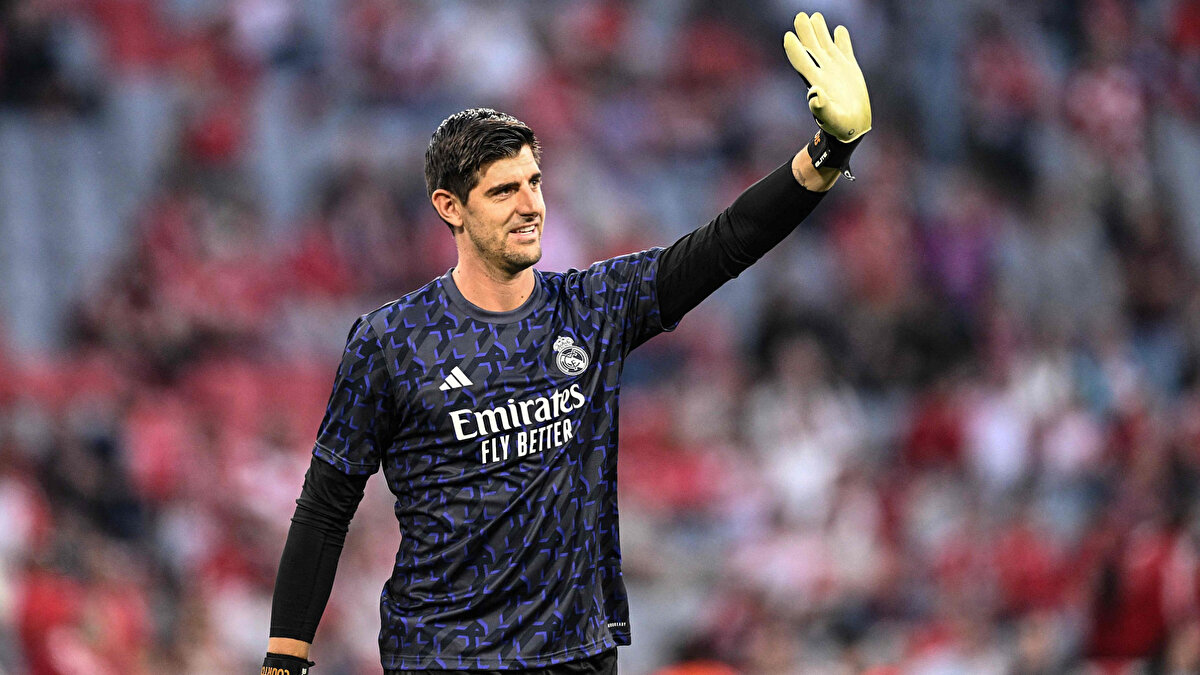 Geçen sezon dünyaca ünlü kulüple 53 maça çıkan 33 yaşındaki eldiven, 63 gol yerken 17 maçta kalesini kapattı.