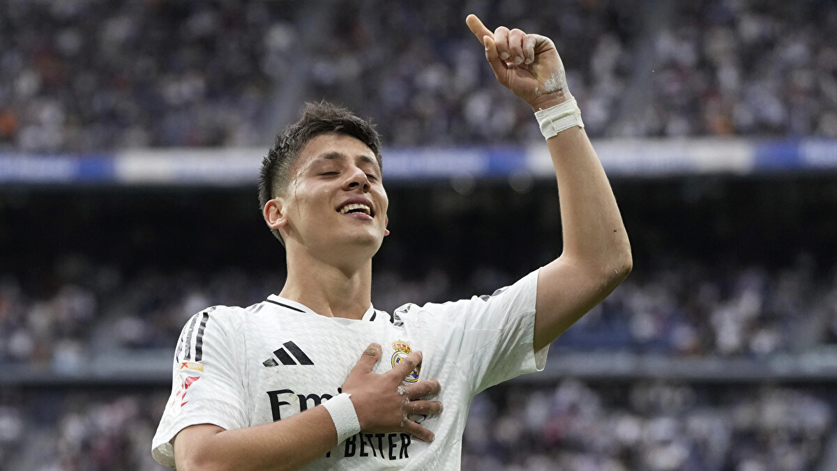 Haberde Alonso'nun Bellingham'ın yokluğunda orta saha adaylarından biri olan Arda Güler'in İngiliz oyuncunun oyun katkısı olmayacağı görüşüne sahip olduğu yazıldı.<br>