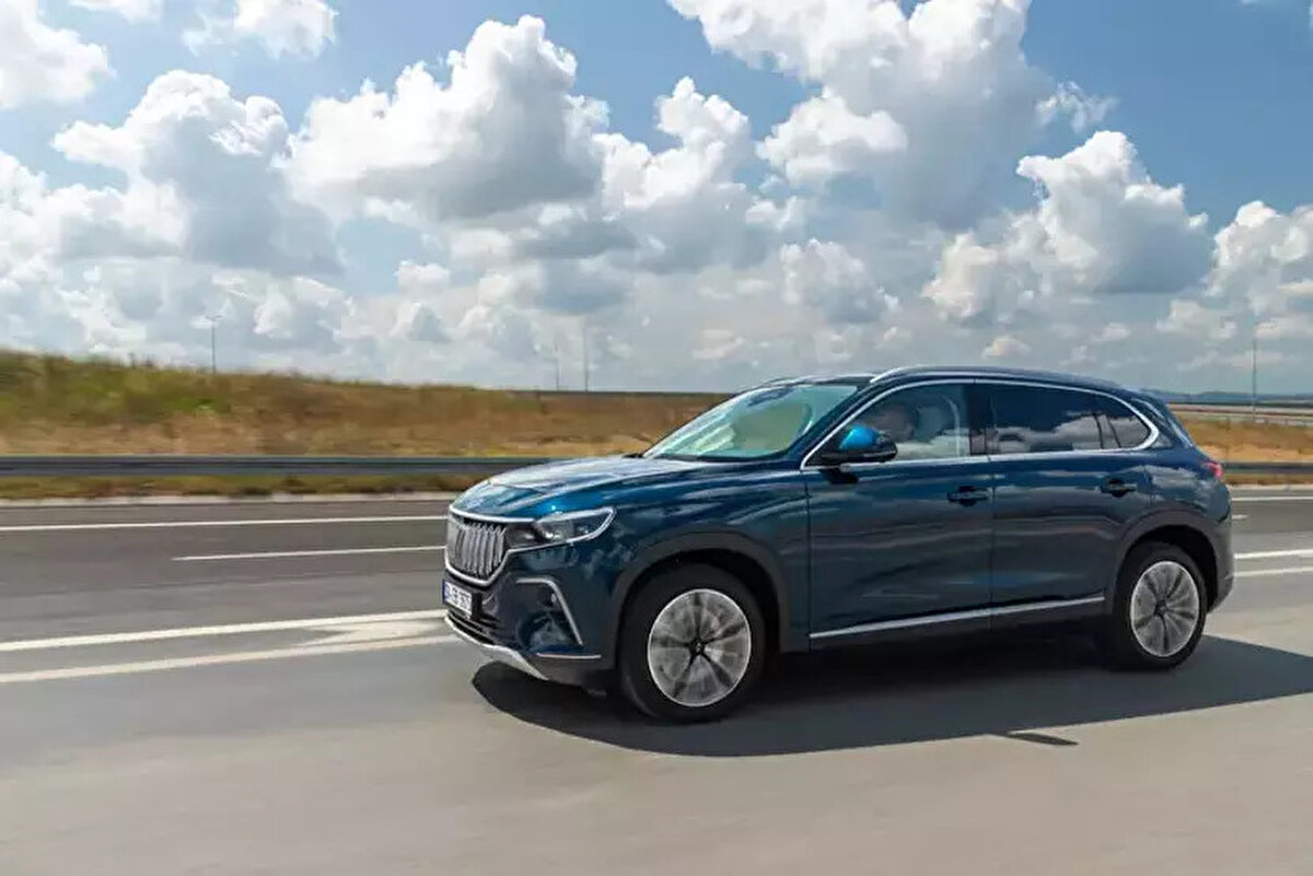 Engelli Bireyler İçin ÖTV Muafiyeti Devam Ediyor<br><br>Mevcut düzenlemelere göre, %90 ve üzeri engellilik raporuna sahip bireyler, 10 yılda bir ÖTV’siz araç satın alabiliyor. Bu durumda aracı bizzat kullanma şartı aranmazken, birinci derece yakınlar aracı kullanabiliyor. %90’ın altındaki engellilik oranlarında ise özel tertibatlı araç şartı bulunuyor. 2025 yılı için ÖTV muafiyetli araç üst limiti 2 milyon 290 bin 200 TL olarak belirlenmiş durumda.