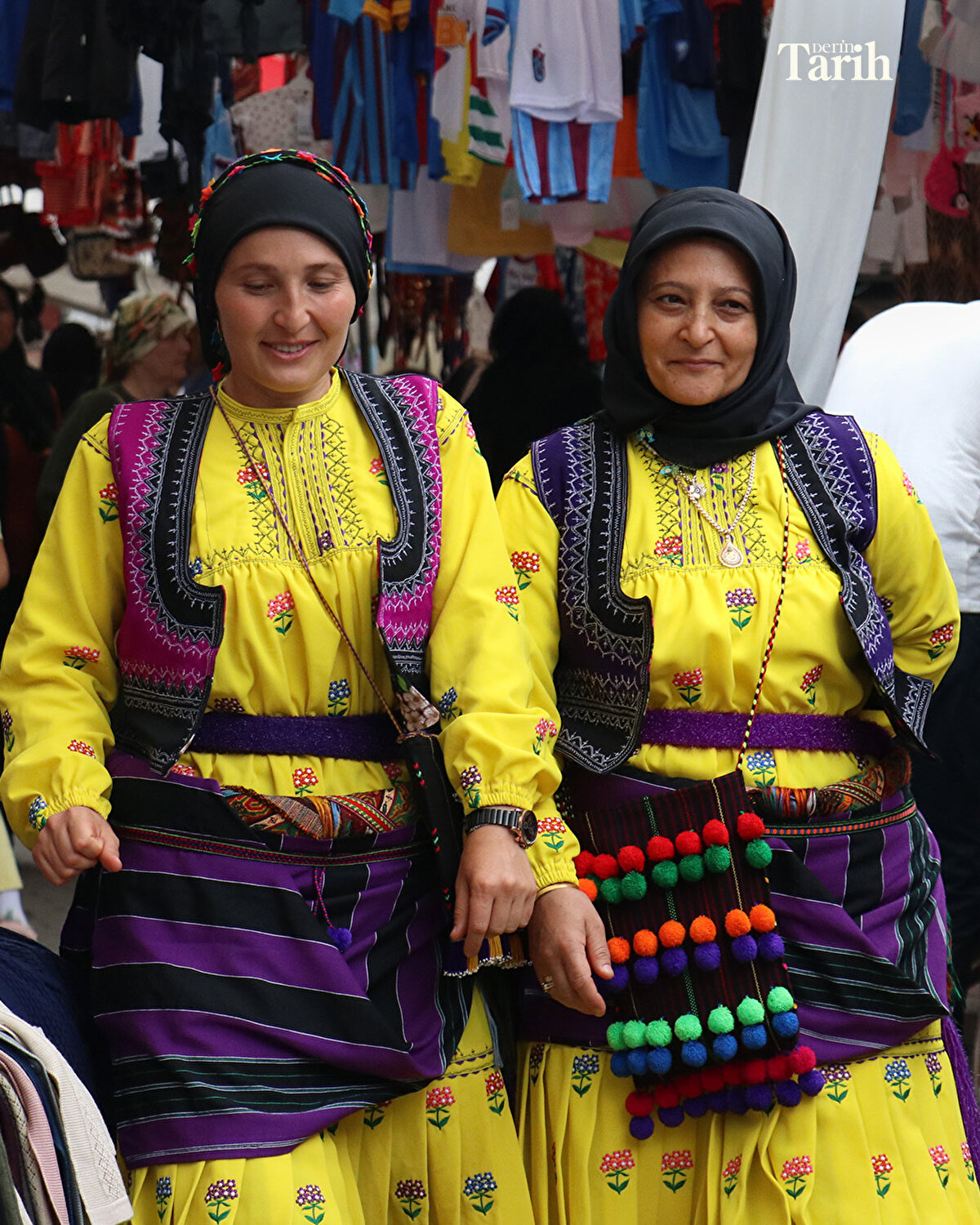 İlçe dışındaki derneklerin düzenlediği festivaller için de giysi talebi aldığını belirten Yaşar, "Kış mevsiminde sipariş verenler var. Yazın nisan ve mayıs ayında başlar, eylül ayına kadar bu yoğunluk devam eder. Çeşitli şenliklerde giymek üzere kadınlar tercih ediyor. Kadınlar sadece bir elbise değil, iki üç tane kıyafet diktiriyor. Yani talep çok." diye konuştu.