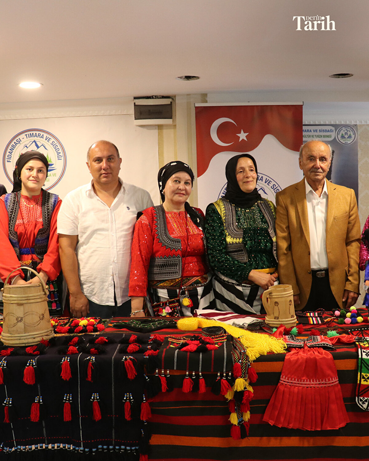 Terzihanesinde sadece yöresel Ağasar elbisesi yapan Ali Yamaç, annesinin 50 yıl sürdürdüğü bu mesleği devam ettirdiğini söyledi.