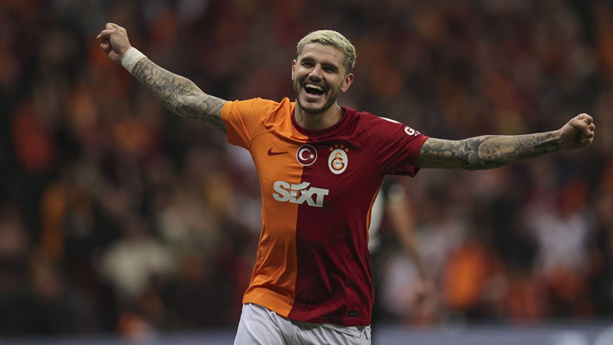 Geçen yıl kasım ayında yaşadığı sakatlıkla sezonu kapatan tecrübeli santrfor durumuyla ilgili, "Bir aydır takımla antrenmana çıkıyorum. En kısa sürede ilk maçıma çıkmak ve takımıma saha içinde de destek olmak istiyorum. Bu sezon birçok hedefimiz var. Yüksek seviyede mücadele vererek yeniden şampiyon olmak istiyoruz. Üç sezon üst üste şampiyon olduk ve bunu devam ettirmeyi hedefliyoruz. Galatasaray'ı çok özledim. Sahada taraftarlarla bir araya gelmek için sabırsızlıkla çalışıyorum ve bekliyorum." ifadelerini kullandı.<br><br>