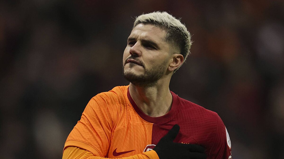 Fernando Muslera ve Dries Mertens'in takımdan ayrılmasının soyunma odasındaki atmosferi nasıl etkilediğinin sorulması üzerine Icardi, "Nando ve Dries özlenecek ve sevdiğimiz insanlar. Önemli karakterlerdi. Aynı zamanda çok karizma ve karakter sahibi, saha içinde ve dışında bize destek olacak yeni arkadaşlarımız da geliyor. Büyük bir aileyiz ve her zaman çok iyi bir atmosfer var. Zaten futbolun ötesinde bir dostluğumuz var. Geçtiğimiz yıllarda galibiyetleri ve şampiyonluğu getiren de bu oldu. Her gün birlikte olduğumuz için aile ortamı başarımız için en önemli etkenlerden biri." değerlendirmesinde bulundu.<br><br>