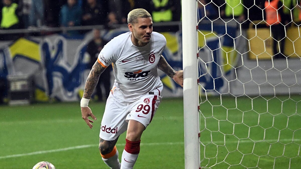 Kendisinin sakatlığından dolayı geçen sezon Osimhen ile birlikte fazla forma giyemediklerini hatırlatan Icardi, "Maalesef geçen sezon ikimizin bir arada oynadığı az sayıda maç oldu. Çok keyifli anlardı ama bütün yılın keyfini çıkartamadık. En önemlisi şampiyon olmaktı. Bu sezon da devam etmek istiyoruz. Victor ve benim de ötemde antrenmanlarda yüksek performans gösteren ve dakika almak için mücadele eden birçok oyuncu var. Bu oyuncularla birlikte galip olacağız. Osimhen geçen sezon gol kralı oldu. Bu sezon da birlikte oynayacağız. Çok keyif alacağımıza eminiz." diyerek sözlerini tamamladı.