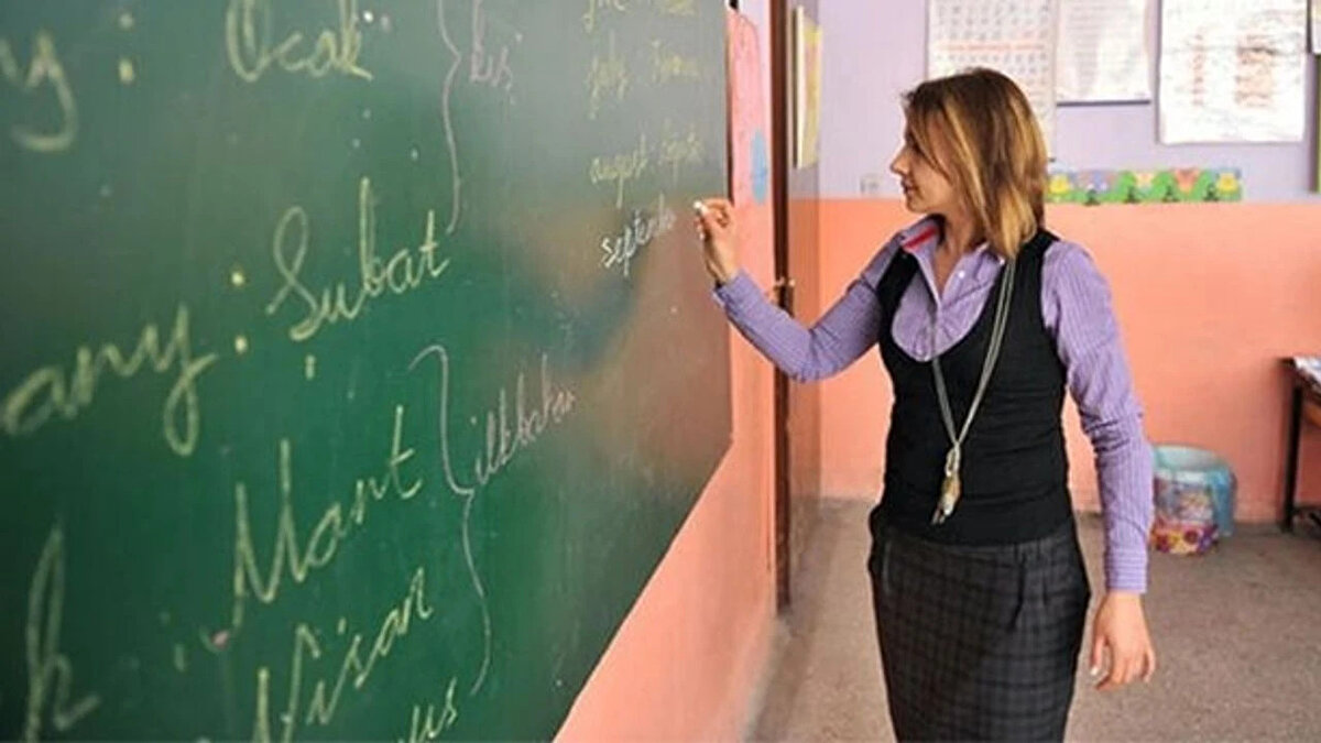 E-Devlet Ücretli Öğretmenlik Başvurusu Adımları<br><br>E-Devlet üzerinden başvuru yapacak adaylar şu adımları izlemelidir:<br><br>Başvuru ekranına giriş yaparak kimlik bilgilerini doğrulamak.<br><br>İletişim bilgilerini kontrol ederek eksik veya yanlış bilgi varsa düzeltmek.<br><br>Eğitim bilgilerini ve ilgili seçenekleri işaretlemek:<br><br>"Formasyonum var."<br><br>"Köy okullarında çalışmak istiyorum."<br><br>"Milli Eğitim Bakanlığından emekli oldum."<br><br>Yurt dışı eğitim kurumlarından mezun olduysanız YÖK denklik belgesi eklemek.<br><br>Bilgiler tamamlandıktan sonra 'Kaydet ve İlerle' butonuna basmak.<br><br>Mezuniyet bilgilerini seçerek il ve ilçe tercihini belirtmek, branş seçimini yapmak ve ikinci dönem için de geçerli olmasını istiyorsanız ilgili kutuyu işaretlemek.