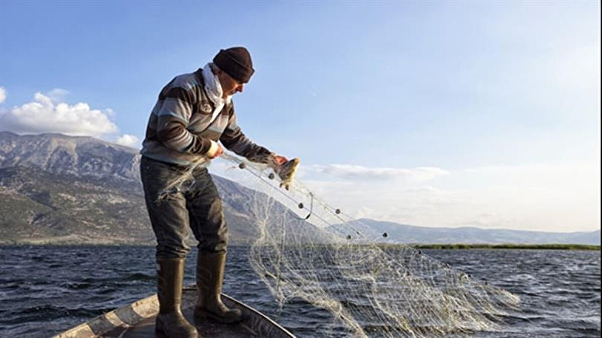 Olta ile Balık Tutmak Ne Zaman Serbest?<br><br>Amatör balıkçılar için olta ile balık tutmak, yasağın başladığı 15 Nisan’dan itibaren bazı bölgelerde tamamen yasak olurken, bazı iç sularda yıl boyunca kısıtlı olarak devam edebiliyor. Ancak tür bazlı yasaklar dikkate alınmalı. Yasağın bitmesiyle birlikte denizlerde olta balıkçılığı tamamen serbest olacak.