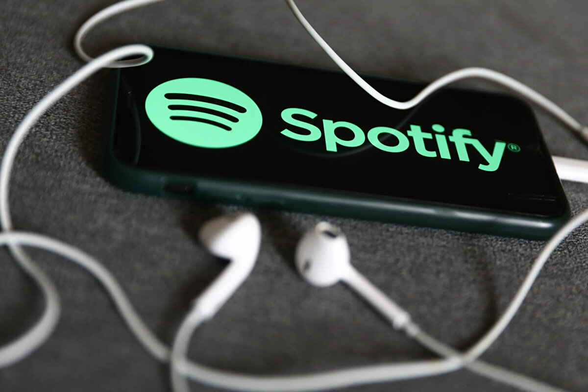 X hesabından yaptığı paylaşımda, “Spotify gibi uluslararası dijital platformlar, Türkiye pazarında ciddi kullanıcı kitlesine sahip olmalarına rağmen ne yerel temsilcilik açmış ne de yerel müzik kültürünü destekleme sorumluluğunu üstlenmişlerdir” demişti.
