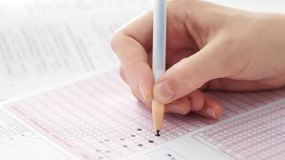 Din Kültürü ve yabancı dil puan hesaplaması<br><br>Din Kültürü ve Ahlâk Bilgisi / İmam-Hatip Lisesi Meslek Dersleri testinde yer alan 3 alt test için puan hesaplama işlemleri ayrı yapılır.<br><br>Bu alanlardan sınava giren adaylar, diğer şartları sağladıkları takdirde MEB-AGS-P1 puanına ek olarak MEB-AGS-P2-16 ve MEB-AGS-P2-17 puanlarını da alabilir.<br><br>P3 puanı ise adayın başvuruda seçtiği yabancı dil grubuna göre hesaplanır. Eğer adayın AGS’den önce aldığı YDS veya e-YDS puanı varsa, bu puan standart puana dönüştürülür. Birden fazla sınav sonucu varsa, en yüksek puan değerlendirmeye alınır.