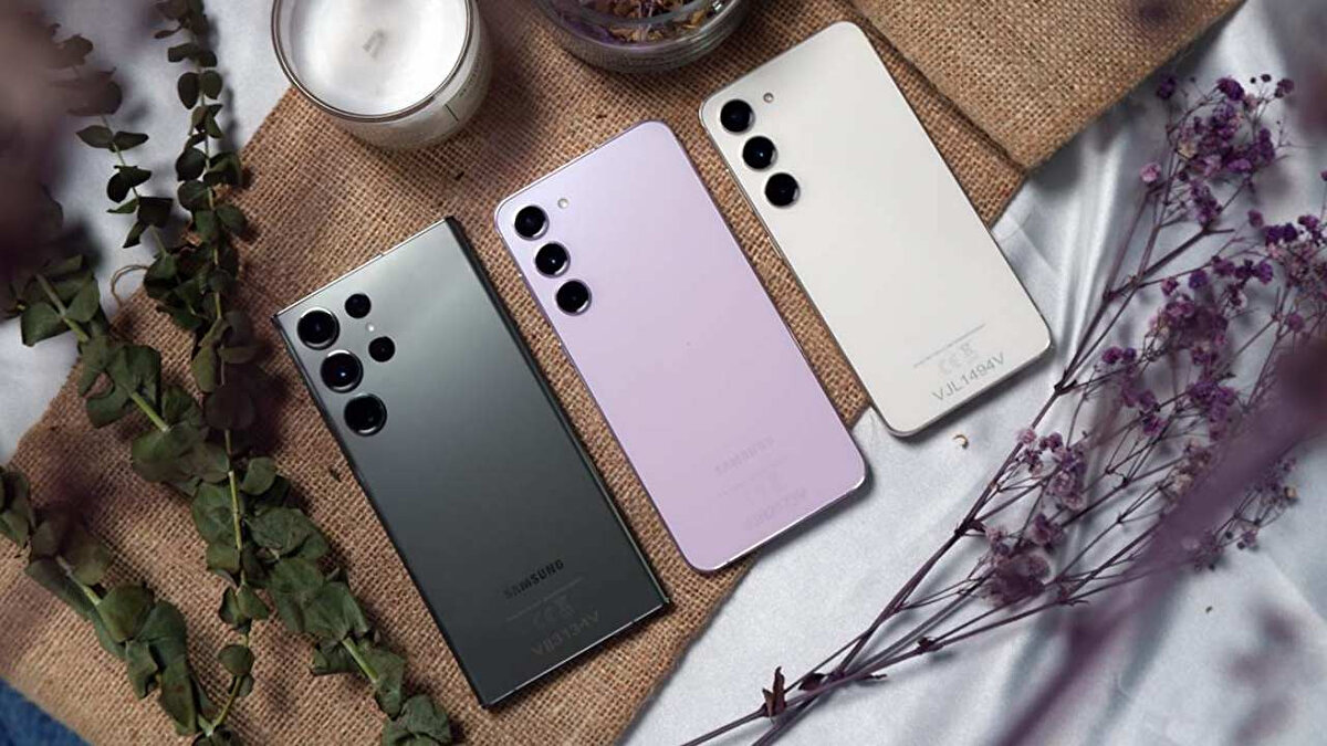 Rakiplerde de Benzer Teknolojiler Var<br><br>Samsung Galaxy S24 serisi ve Meta’nın Ray-Ban akıllı gözlükleri de gerçek zamanlı çeviri özelliği sunuyor. Ancak Apple’ın yeniliğinin, tamamen kulaklığın kendi donanımı üzerinde çalışacağı ve yalnızca Canlı Çeviri’yi destekleyen iPhone modelleriyle uyumlu olacağı tahmin ediliyor.