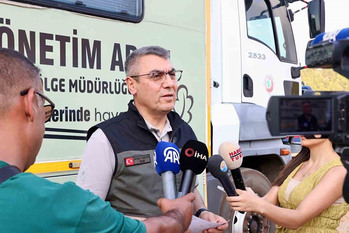 Çamlıca mahallesinde tahliye çalışmalarında sürdüğüne değinen Vali Toros," Toplamda 90 hane ve 190 kişiyi tahliye ettik. Silifke ilçemizde 370 kişi kapasiteli 3 pansiyonu hazırladık. Can kaybı veya yaralanmamız yok. Zarar tespit çalışmaları sahada devam ediyor. Yangını en kısa sürede kontrol altına almak için çalışmalarımız sürüyor"ifadelerini kullandı.