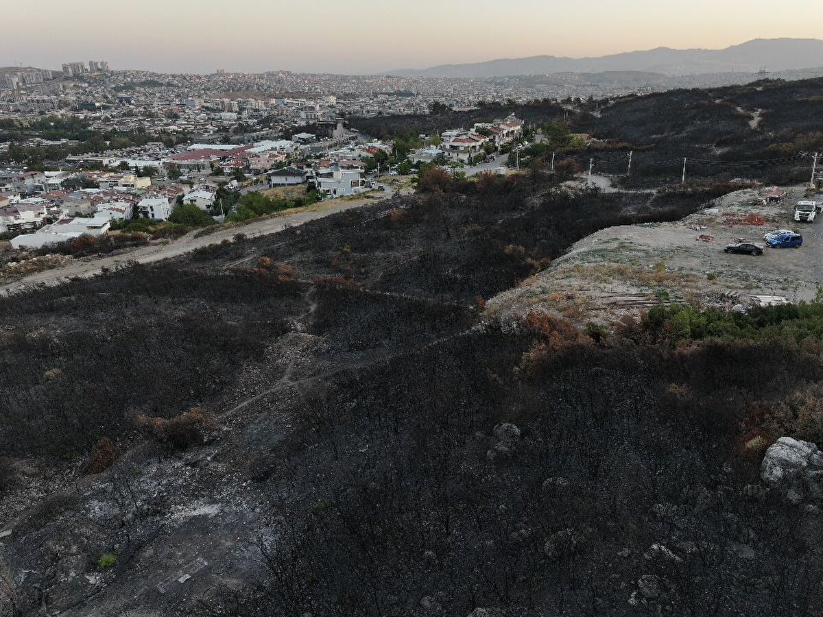 Bugün, sabahın ilk ışıklarında havadan müdahale yeniden başladı. Öte yandan, yerleşim yerlerinin çevresinde yanan alanlar, dronla görüntülendi.