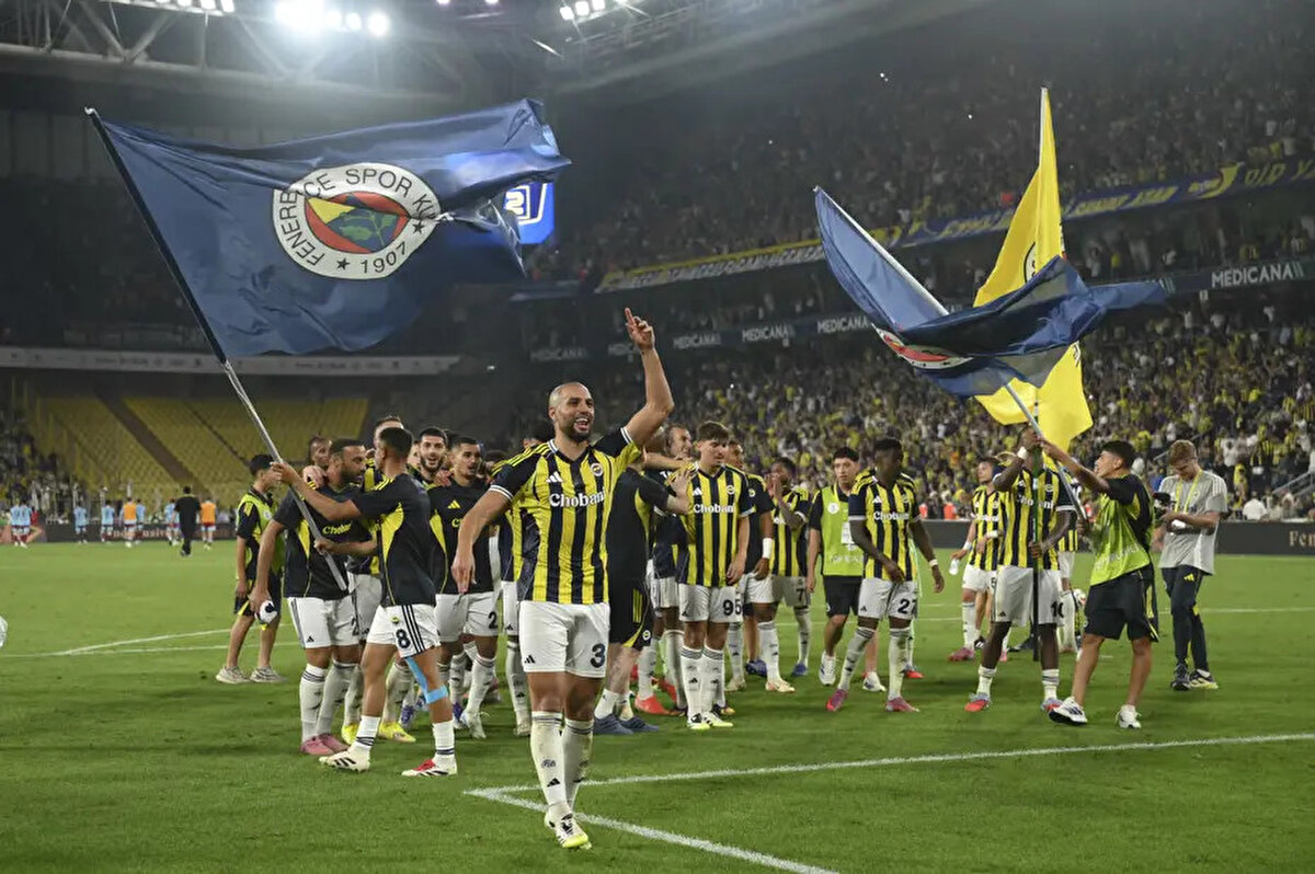 Fenerbahçe'nin Şampiyonlar Ligi 3. eleme turu rövanşında konuk ettiği Feyenoord'u 5-2 mağlup ettiği maç Hollanda basınında manşetleri süsledi.