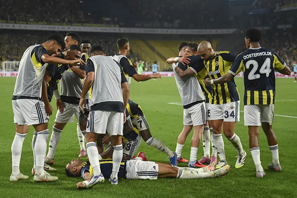 NOS: Feyenoord, Fenerbahçe'ye ağır bir yenilgi aldı. Acı bir istatistik: Hiçbir teknik direktör, Avrupa kupalarında Hollanda takımlarına karşı Jose Mourinho kadar çok galibiyet elde edemedi: 11 kez.<br>