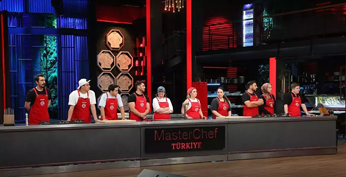 MasterChef 12 Ağustos dokunulmazlık oyununu kim kazandı?<br><br>MasterChef Türkiye 2025’te haftanın ilk dokunulmazlık oyununu kırmızı takım kazandı. Dünya mutfağından seçilen özel tariflerle kıyasıya rekabet eden iki takım arasında kırmızı takım üstünlük sağlayarak haftanın ilk galibiyetini aldı.
