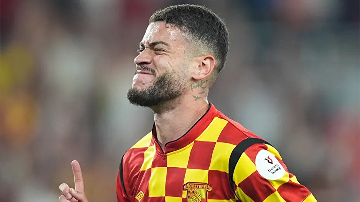 Göztepe'ye 2023/24 sezonunun ara transfer döneminde kiralık olarak gelen Romulo'nun bonservisini İzmir ekibi geçtiğimiz sezonun devre arasında 2.5 milyon euro karşılığında almıştı.<br>