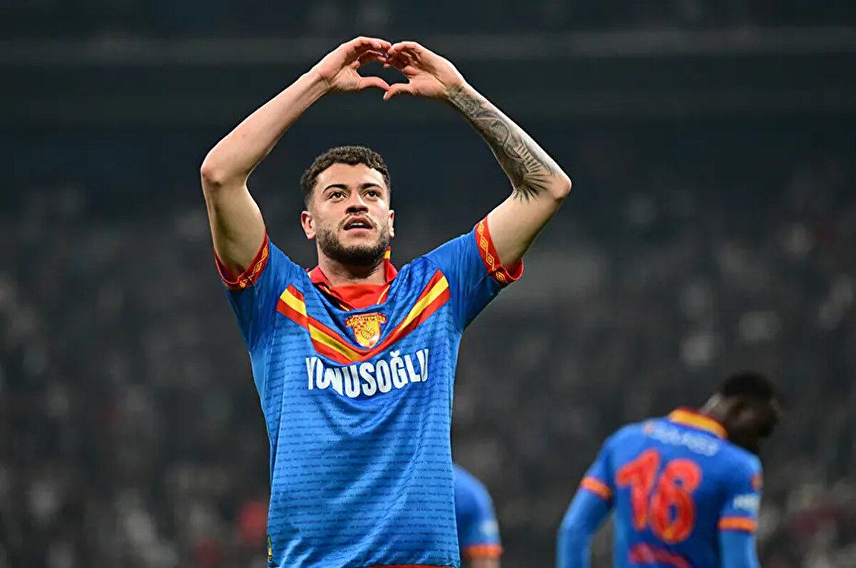 Fabrizio Romano'nun haberine göre ise Bundesliga ekibi Romulo için bonuslar dahil 25 milyon euro ödeyecek. Bu ücretin 20 milyon eurosu garanti, 5 milyon eurosu bonus şeklinde olacak.