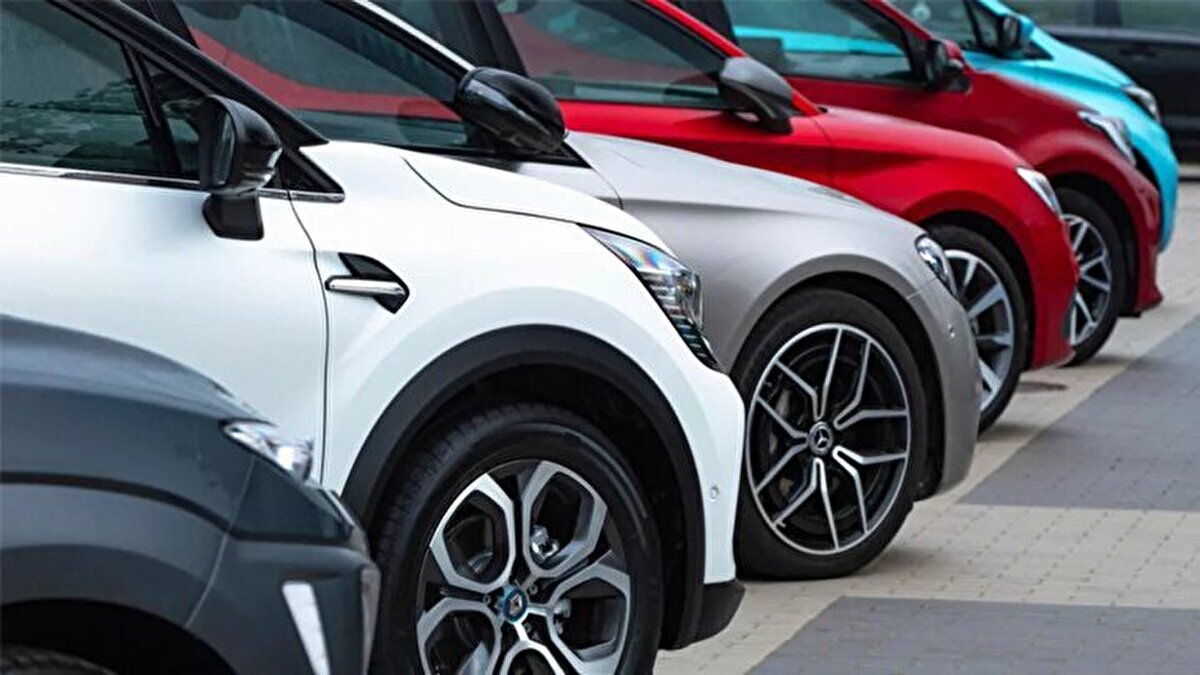 Bu düzenleme, 20 yaşın üzerindeki araçlarını hurdaya çıkaran vatandaşlara, yüksek yerlilik oranına sahip yerli otomobillerde önemli indirim avantajı sunacak. Programın başvuru tarihleri ve uygulama detayları ise önümüzdeki günlerde duyurulacak.