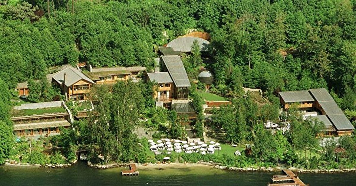 8. Xanadu 2.0 – Medina, ABD<br><br>    Sahibi: Bill Gates<br><br>    Yaşam Alanı: 6.000 m²<br><br>    Özellikler: Akıllı ev teknolojileri, kütüphane, spor salonu, özel havuz