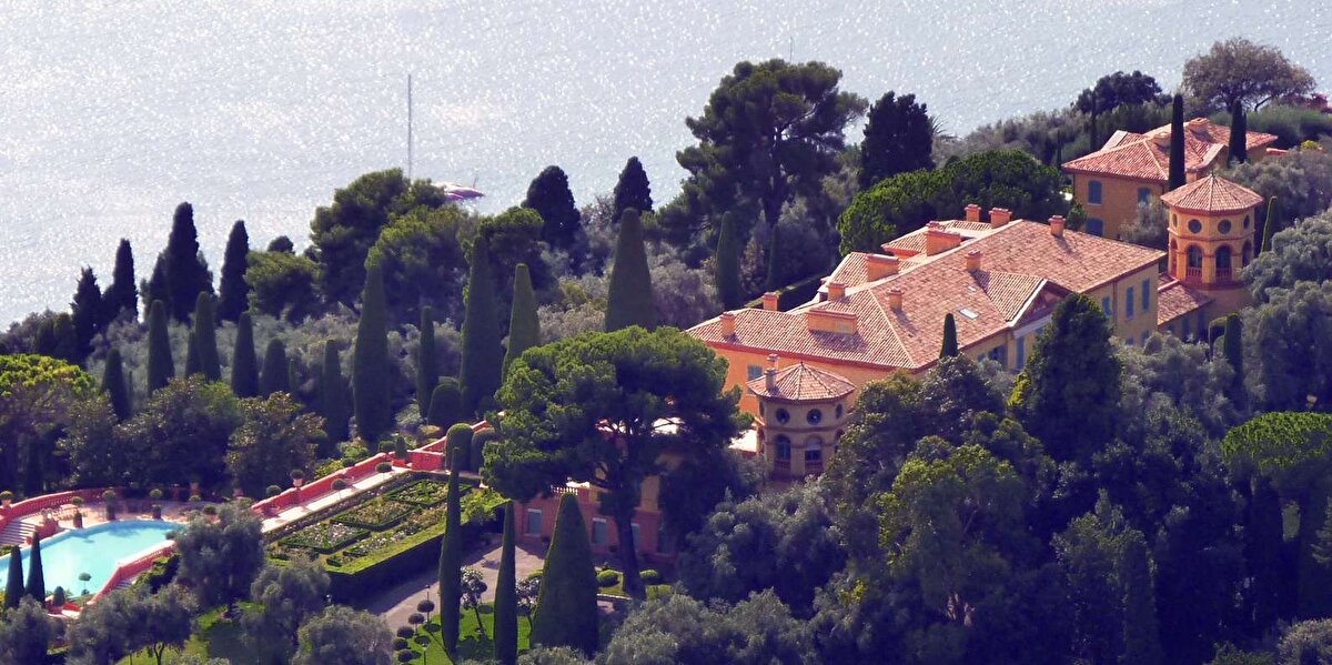 5. Villa Leopolda – Cote d’Azur, Fransa<br><br>    Sahibi: Lily Safra<br><br>    Yaşam Alanı: 7.000 m²<br><br>    Özellikler: Geniş bahçeler, muazzam deniz manzarası, tarihî villa