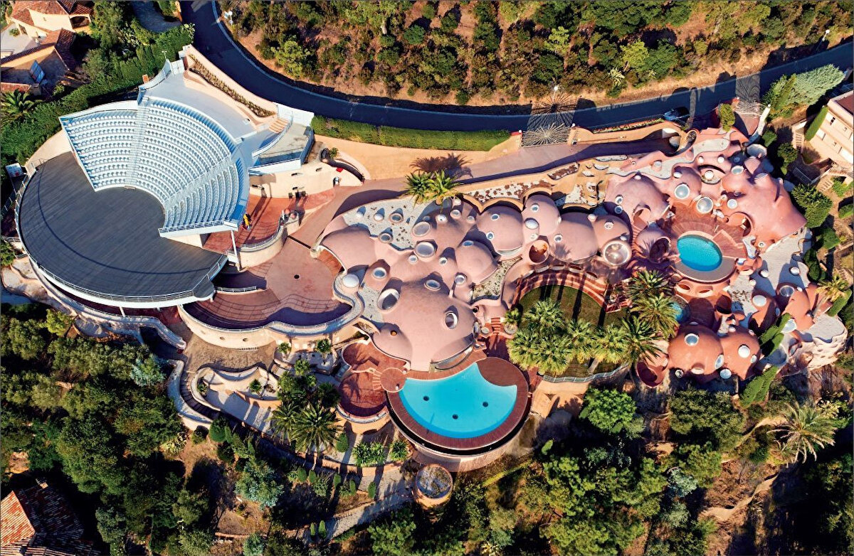 7. Les Palais Bulles – Théoule-sur-Mer, Fransa<br><br>    Sahibi: Pierre Cardin (mirasçılar)<br><br>    Yaşam Alanı: 5.300 m²<br><br>    Özellikler: Benzersiz balon mimarisi, özel konser alanı, panoramik manzara