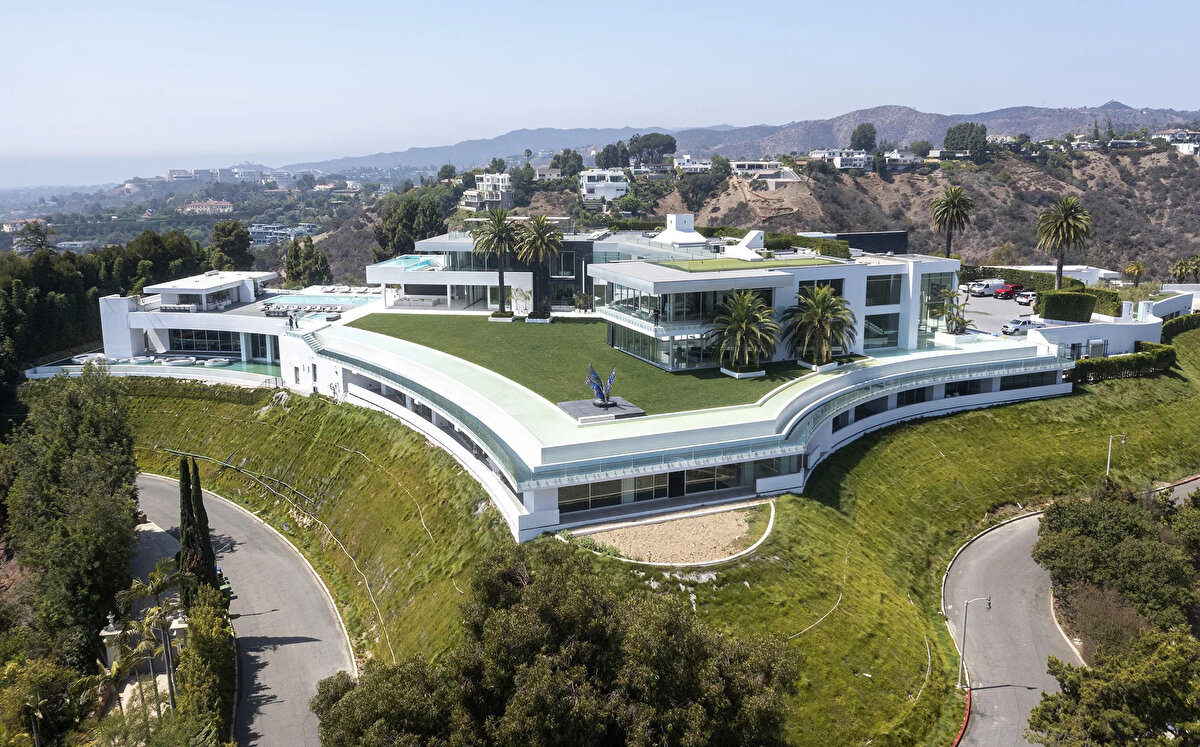 4. The One – Los Angeles, ABD<br><br>    Sahibi: Nile Niami<br><br>    Yaşam Alanı: 10.000 m²<br><br>    Özellikler: Modern mimari, havuz, spa, sinema salonu, lüks araç garajı