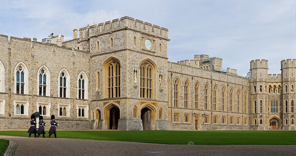 3. Windsor Castle – Windsor, İngiltere<br><br>    Sahibi: İngiliz Kraliyet Ailesi<br><br>    Yaşam Alanı: 13.000 m²<br><br>    Özellikler: Kraliyet törenleri, resmi etkinlikler, tarihî yapılar