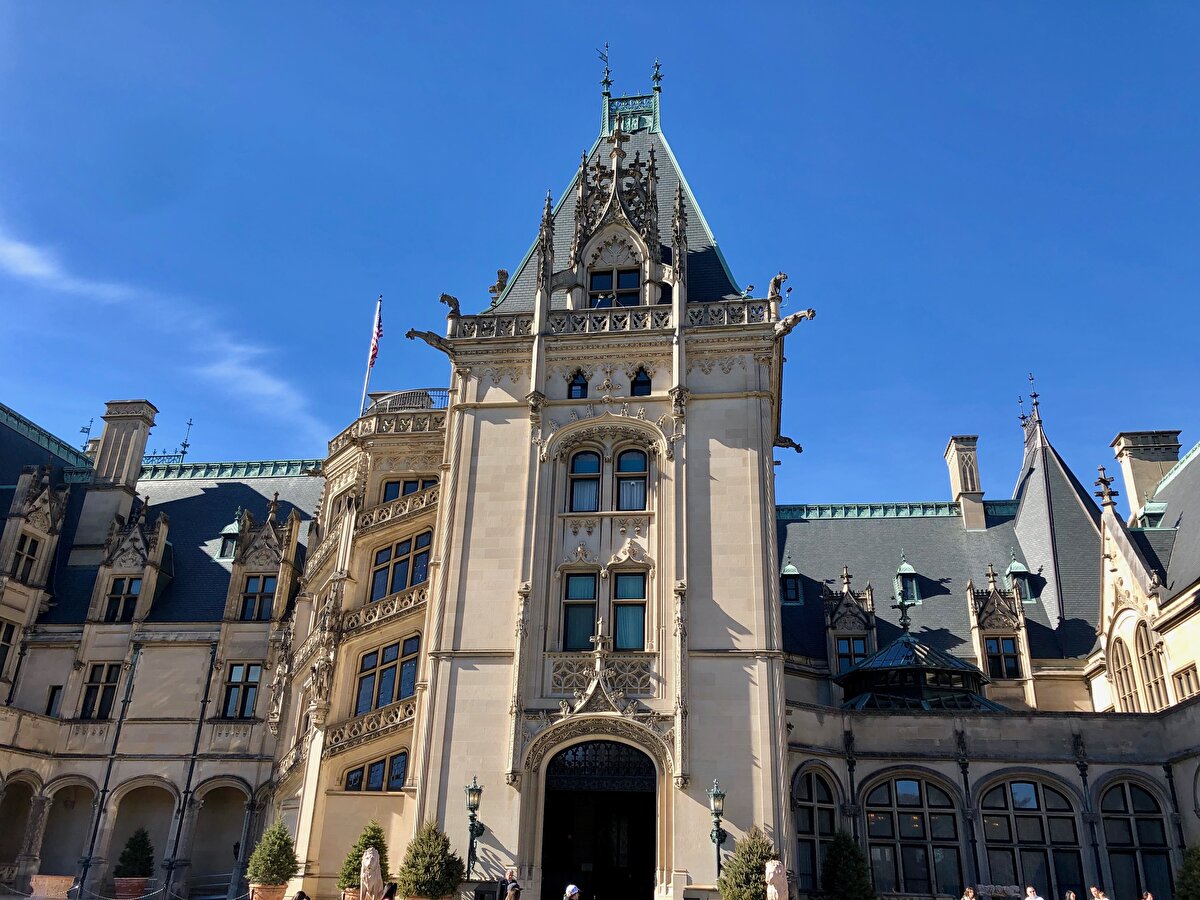 2. Biltmore Estate – Asheville, ABD<br><br>    Sahibi: Vanderbilt Ailesi<br><br>    Yaşam Alanı: 16.000 m²<br><br>    Özellikler: 250 oda, geniş bahçeler, tarihî mimari