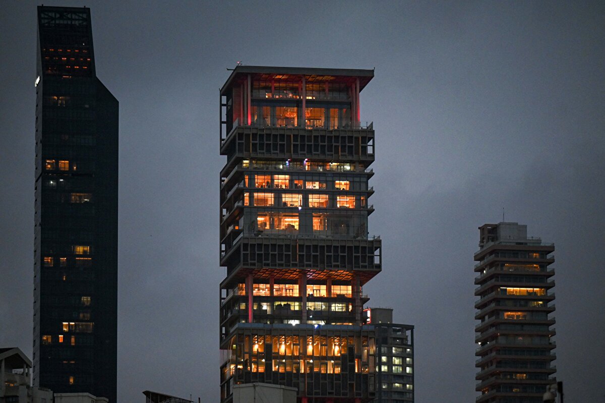 1. Antilia – Mumbai, Hindistan<br><br>    Sahibi: Mukesh Ambani<br><br>    Yaşam Alanı: 37.000 m²<br><br>    Özellikler: 27 kat, helikopter pistleri, sinema salonu, spa, 600 personel kapasitesi