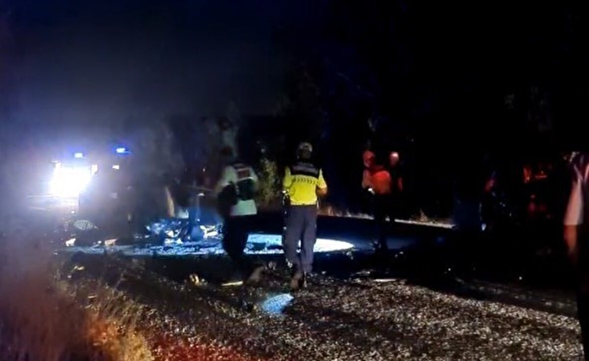 Çevredekilerin ihbarı üzerine olay yerine sağlık, jandarma ve itfaiye ekipleri sevk edildi.