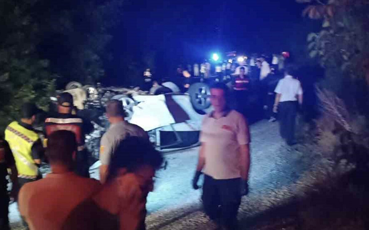  Edinilen bilgiye göre, 22 ACR 179 plakalı otomobil, karşı yönden gelen 10 ATF 494 plakalı otomobille çarpıştı. 