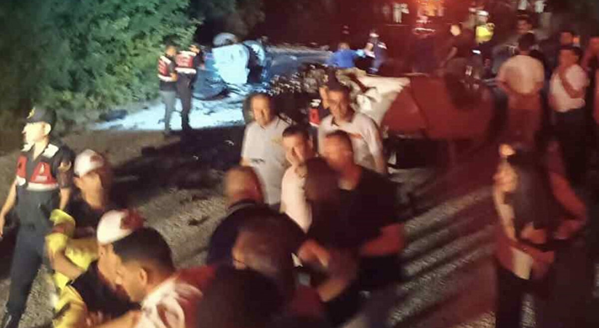 Cenazelerin araçlardan çıkarılmalarının ardından kimlik tespitlerinin yapılacağı öğrenildi.<br>Jandarma ekipleri kazayla ilgili inceleme başlattı.