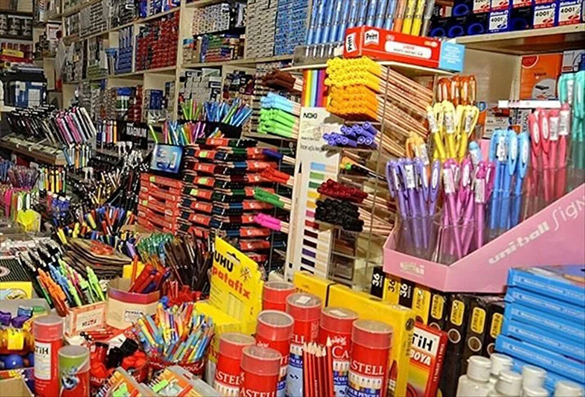 KIRTASİYE YARDIMI BAŞVURU ŞARTLARI<br><br>Kırtasiye yardımı belirli kriterlere göre veriliyor. 2025 yılı itibarıyla başlıca şartlar şunlar:<br><br>Vazife veya harp malullüğü aylığı alan kamu görevlileri,<br><br>2330 sayılı Kanun (iç güvenlik ve asayiş) ile 3713 sayılı Kanun (terörle mücadele) kapsamında aylık ödenen erbaş ve erler,<br><br>2330 sayılı Kanun uyarınca aylık bağlanan güvenlik korucuları ve siviller,<br><br>Vazife veya harp malulü olup sınıf ya da görev değiştirerek çalışmaya devam edenler,<br><br>Vazife malullüğü aylıkları kesilen ancak göreve girenler,<br><br>Terör eylemlerinin engellenmesi veya etkilerinin azaltılması sürecinde yaralanarak malul olanlar,<br><br>Yukarıda belirtilen nedenlerle hayatını kaybedenlerin öğrenimine devam eden çocukları.<br><br>Bu yardımdan faydalanabilmek için öğrencinin aktif öğrenim hayatına devam etmesi ve başvuru sürecinin e-Devlet üzerinden tamamlanması gerekiyor.