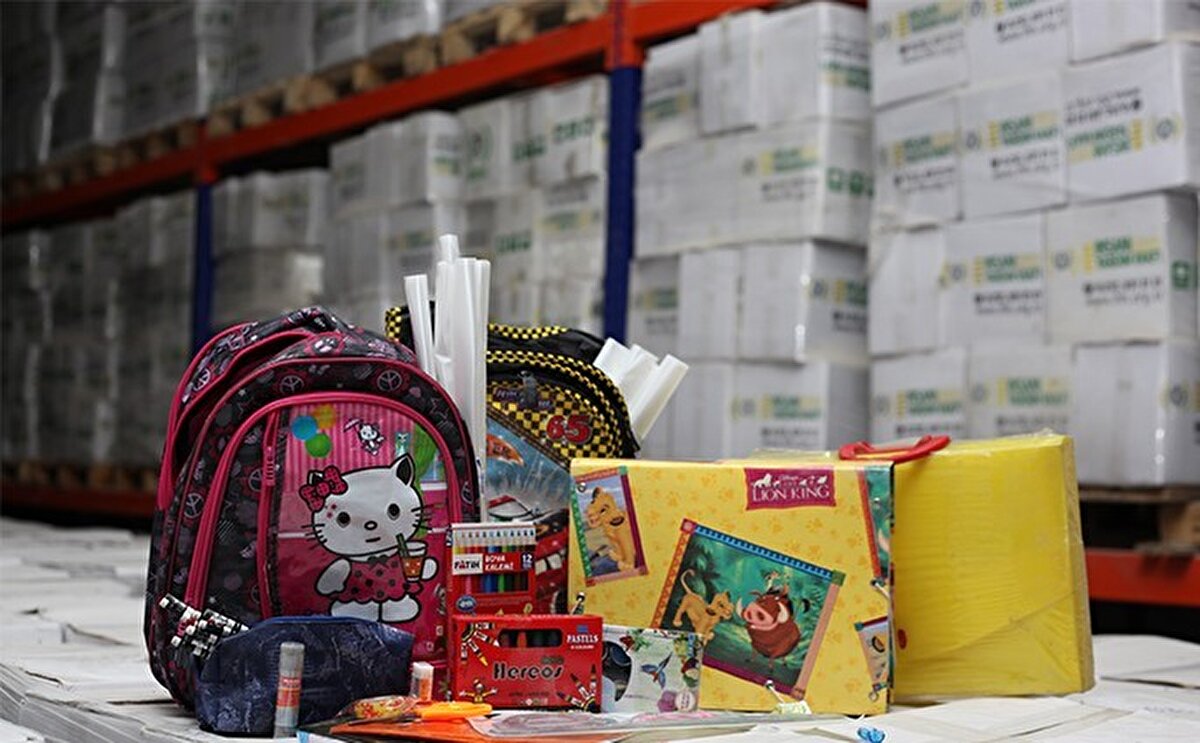 Kırtasiye yardımı, dar gelirli ailelerin eğitim dönemine hazırlık sürecinde maddi yükünü hafifleten önemli bir devlet desteğidir. 2025-2026 eğitim öğretim yılı için başvuruların e-Devlet üzerinden kısa süre içinde başlaması bekleniyor. Başvuru sürecini kaçırmamak için e-Devlet duyurularını ve Aile ve Sosyal Hizmetler Bakanlığı açıklamalarını takip etmek gerekiyor.