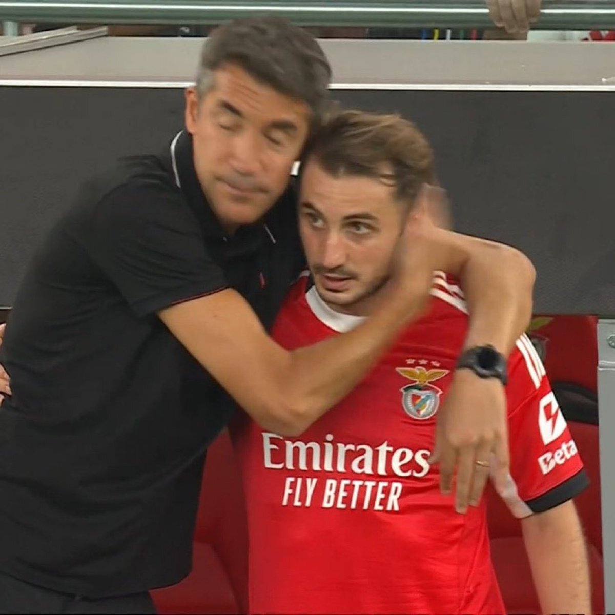 Kameralara yansıya görüntü; Benfica teknik direktörü Bruno Lega'nın Aktürkoğlu'na vedası şeklinde nitelendirildi