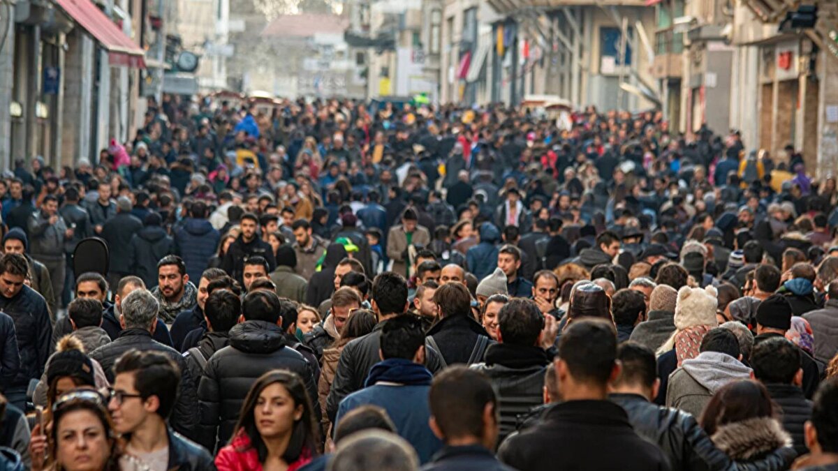 Mutsuzluğun nedenleri<br><br>Araştırmaya göre mutsuzluk oranlarını artıran başlıca faktörler şunlar:<br><br>-Ekonomik şartlar ve işsizlik<br>-Yüksek yaşam maliyetleri<br>-Trafik ve ulaşım sorunları<br>-Barınma problemleri<br>-Sosyal alan eksiklikleri<br>-Çevresel sorunlar