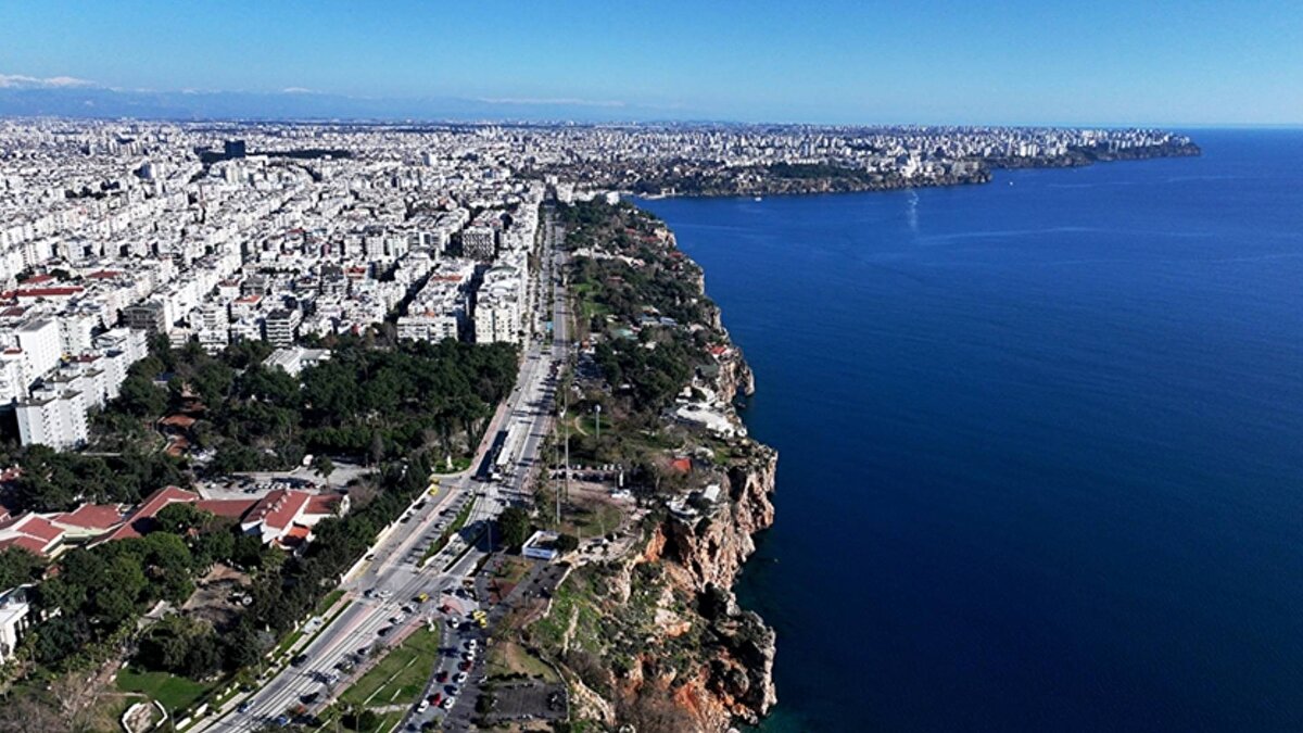 2- Antalya – Nüfus: 2.688.004 | Mutsuzluk oranı: %11,7<br>