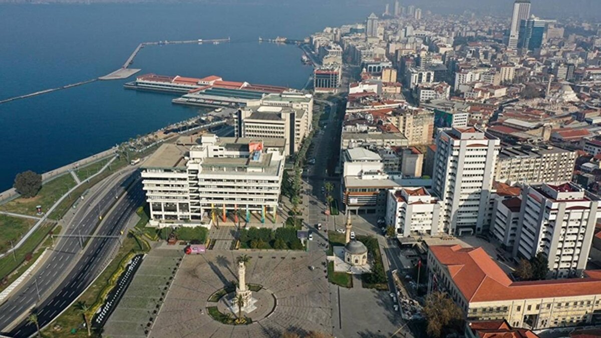 3- İzmir – Nüfus: 4.462.056 | Mutsuzluk oranı: %10,65<br>