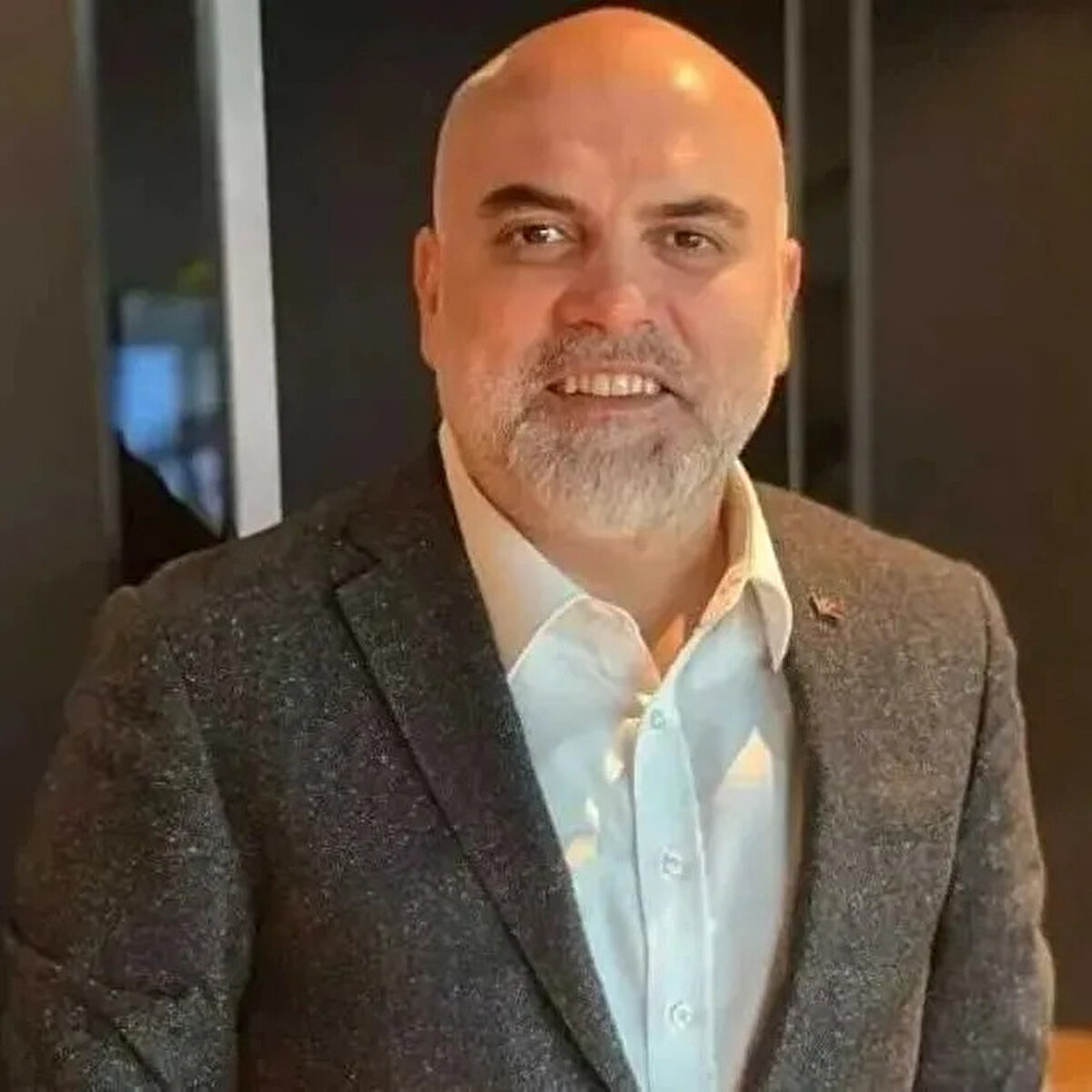 Murat Kapki, reklam ve medya alanındaki kariyeriyle bilinen bir iş insanı ve medya girişimcisidir. 1973 yılında Diyarbakır’da doğan Kapki, Türkiye’nin farklı şehirlerinde yürüttüğü projelerle sektörde tanınan isimlerden biri haline gelmiştir. Advertcity’nin kurucu ortağı ve yönetim kurulu başkanı olan Kapki, aynı zamanda Radyo GOL’ün sahibi ve Sansürsüz YouTube Kanalı’nın kurucusudur.<br><br>Murat Kapki, reklamcılık ve medya alanında uzun yıllardır faaliyet göstermektedir. Advertcity ajansıyla birçok projeye imza atan Kapki, medya sektöründe kendine yer edinmiştir. Radyo GOL’ün yanı sıra dijital platformlarda içerik üreticiliği yapan Kapki, medya alanında çeşitli ödüllere almıştır.