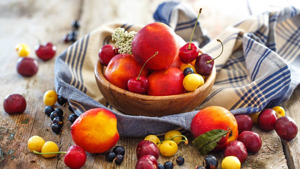 Masada yuvarlak meyve bulundurmak – Filipinler<br><br>Filipinler’de özellikle yılbaşı gecesi masada yuvarlak meyve bulundurmak şans ve bereket getirir. Yuvarlak şekil, para ve zenginlik simgesi olarak görülür; bu yüzden 12 farklı yuvarlak meyve hazırlamak gelenek haline gelmiştir.