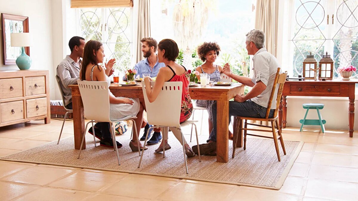 Masada 13 kişi olmak – Brezilya<br><br>Brezilya’da bir masada 13 kişinin oturması uğursuz sayılır. Bu inanç, Hristiyanlık’taki Son Akşam Yemeği’ne atıfta bulunur ve masadaki 13. kişinin erken öleceği şeklinde yorumlanır.